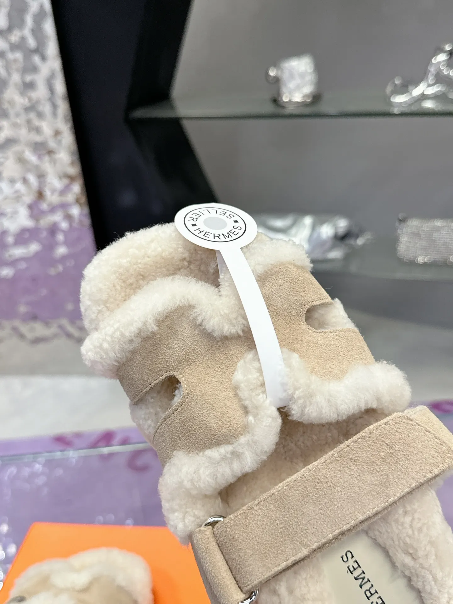 Factory price: 500💰 HERMES💗Ai Ma’s classic hot style second uncle🐑wool mop🆕 is coming. A must-have item for autumn and winter ✅ Versatile and fashionable at home and out on the street 🍀The colors are extremely colorful! Walking Tuscany! T men's shoes 💰R non-slip outsole super light ️ super comfortable on the feet without any binding feeling I can't stop drinking coffee ☕ my second uncle's slippers I can't take off Size number: 35-40 (41 made to order, non-refundable)
